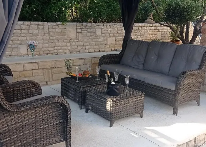 Tinno M 아파트 풀라